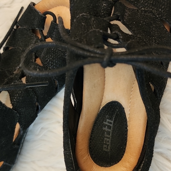 Earth Plover Wide Black Leather Sandals, Size 6B - Picture 9 of 17